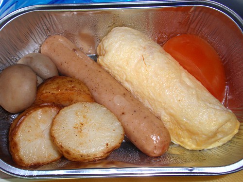 Bữa sáng Royal Brunei Airlines in 2009: Nấm, khoai tây nướng, xúc xích gà, cà chua và trứng tráng với phô mai.