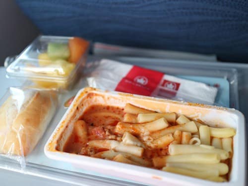 Một bữa ăn Air Canada in 2014: Mì ống với nước sốt cà chua.