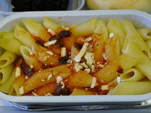Aegean Airlines in 2011: Pasta với ô liu đen và phô mai feta