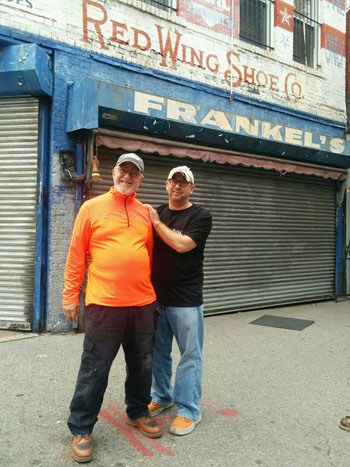 Erik Frankel (phải) chụp ảnh cùng bố trước cửa hàng bán giày của gia đình có lịch sử hơn 100 năm ở thành phố New York. Ảnh: Facebook/ Erik Frankel.