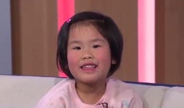 Cô bé Esther Lee có thể thuộc tên 195 thủ đô trên thế giới khi mới 2 tuổi. (Ảnh: Daily Mail)