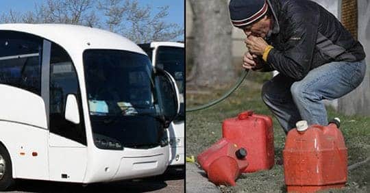 Úc: Toan hút trộm xăng, nhóm thanh niên móc nhầm ống vào bể phốt trên xe bus - Ảnh 1.