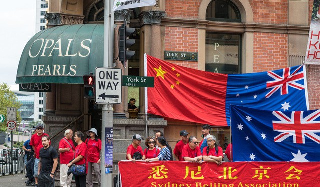 Người Trung Quốc tại Australia treo cờ và băng rôn chào đón chuyến thăm của Thủ tướng Trung Quốc tới Australia (Ảnh: Shutterstock)