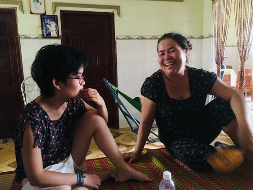 Tường Vy Munier-Michel (trái) ngồi nói chuyện với mẹ Khổng Thị Thu Trang tại nhà ở ấp Phú Long, xã phú Ngãi, huyện Ba Tri, tỉnh bến Tre hôm 4/8. Ảnh: Hạnh Phạm.
