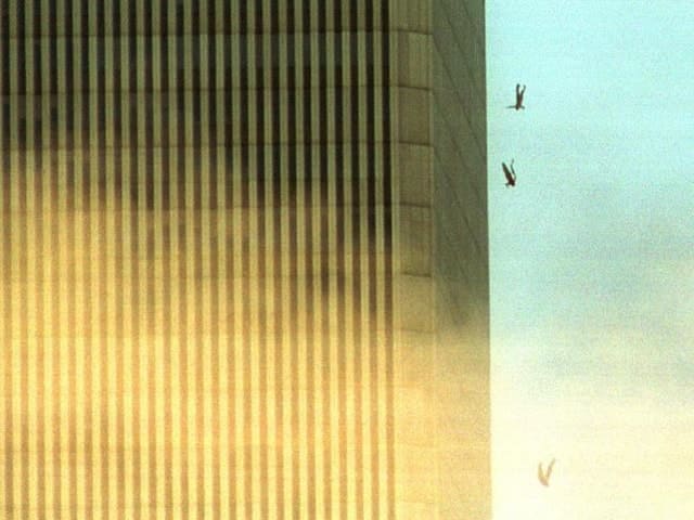  Người rơi từ tòa Trung tâm Thương mại Thế giới (WTC) ngày 11/9 (Ảnh: News Limited) 