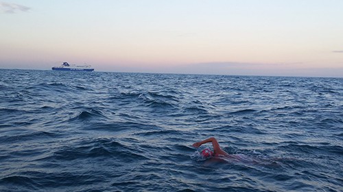 Một người bơi qua eo biển Mache giữa Pháp và Anh. Ảnh: Outdoor swimmer