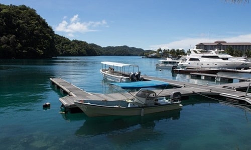 Tàu vắng khách neo đậu trên bến cảng ở Palau. Ảnh: Guardian.