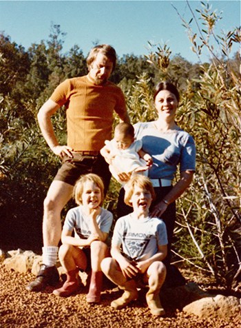 Sue Bylund cùng bố mẹ và hai anh trai nuôi ở Australia. Ảnh: Nhân vật cung cấp