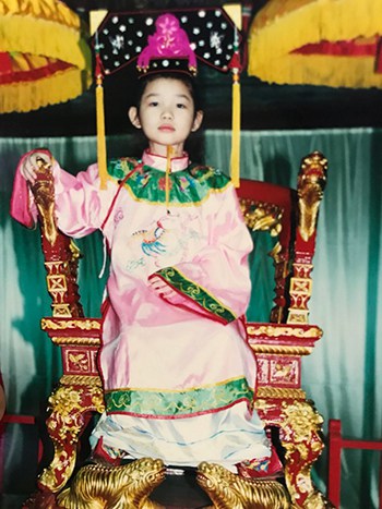 Bức ảnh Tina Ngô mặc trang phục hoàng gia thuở bé. Ảnh: Tina Ngô