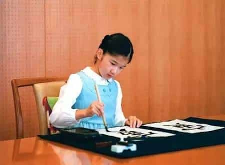 
Ngay từ khi còn nhỏ, Aiko đã được bồi dưỡng niềm đam mê với nghệ thuật thư pháp. (Ảnh: nguồn Sohu).
