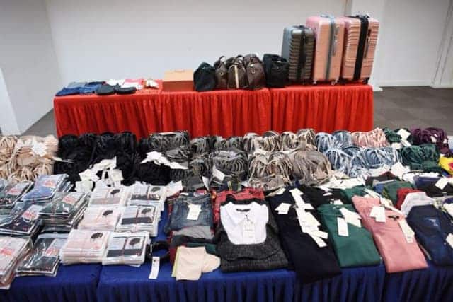 Số quần áo do các đối tượng người Việt Nam lấy trộm tại Singapore (Ảnh: ST)