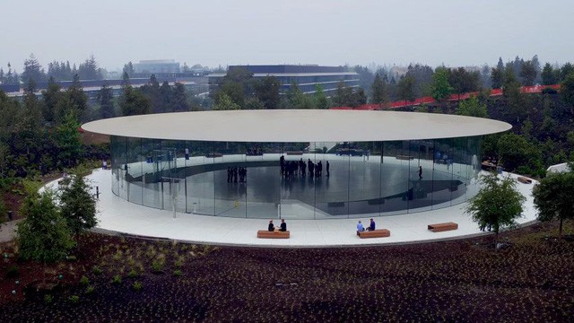 Nhà hát Steve Jobs, trung tâm hội nghị ngầm dưới đất với sức chứa 1000 người nằm trong khuôn viên trụ sở mới của Apple sẽ là nơi “quả táo” lựa chọn để trình làng iPhone phiên bản đặc biệt
