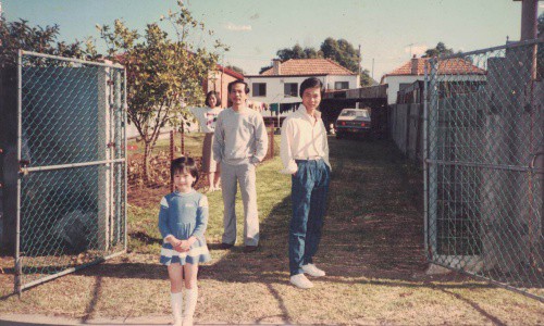 Thảo cùng bố mẹ và chú tại Australia năm cô 6 tuổi. Ảnh: NVCC.