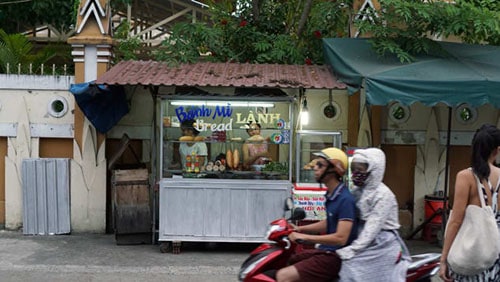 Bánh Mì Lành là một gian hàng khá nhỏ gần chùa Nam Quang trong suốt 30 năm. Ảnh: CNN.