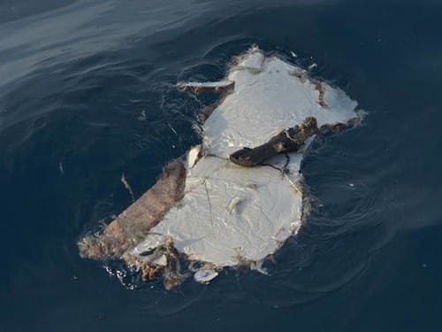 Một mảnh vỡ của chuyến bay JT610 trên biển Java hôm 29/10. Ảnh: AFP