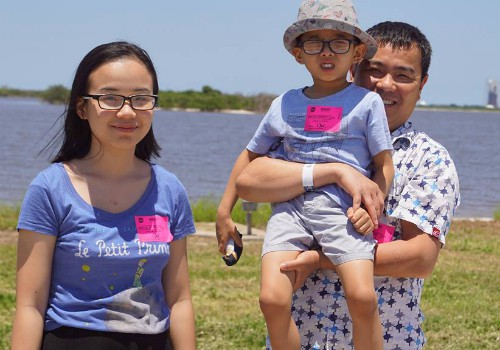 Anh Alan Lê và hai con tại NASA Kennedy Space Center ở Florida hè 2018. Ảnh: NVCC