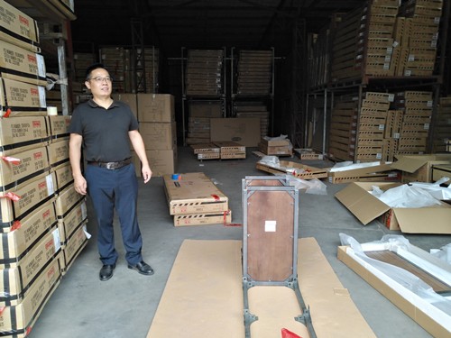 Ben Yang trong nhà máy sản xuất đồ nội thất ở Quảng Đông. 