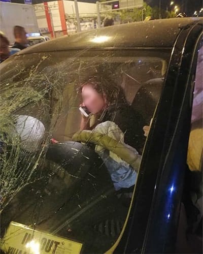 Nữ tài xế ngồi trong xe sau tai nạn. Ảnh: Quế Biên.