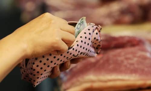 Người Trung Quốc có thể phải móc ví nhiều hơn cho các mặt hàng thiết yếu như thịt lợn, dầu ăn trong thời gian tới. Ảnh: Nikkei