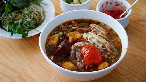 Sau Phở, Bún Chả, Bún riêu cua là món ăn được nhiều du khách nước ngoài yêu thích khi ghé thăm Việt Nam. Ảnh: Di Vỹ.
