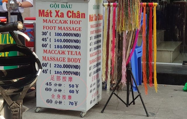 Khá nhiều cửa hàng kinh doanh ở Nha Trang niêm yết giá dịch vụ bằng ngoại tệ (USD, Nhân dân tệ) để bán cho du khách nước ngoài