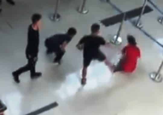 Nữ nhân viên hàng không bị nam thanh niên tát, đạp ngã tại sân bay Thọ Xuân - Ảnh 2.