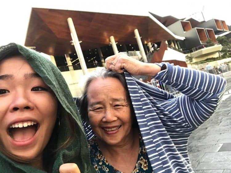 Trước lúc concert hai bà cháu Linh gặp mưa nhưng vẫn cười rất tươi