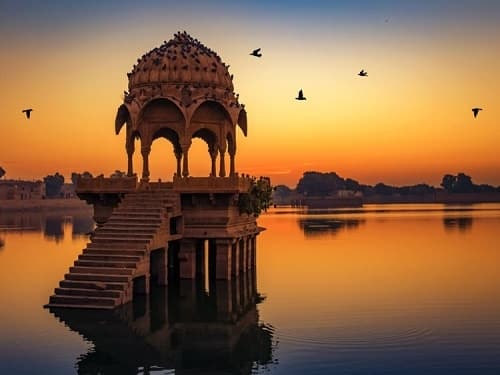 Di tích đền cổ tại hồ Gadi Sagar ở Rajasthan, Ấn Độ. Ảnh: Shutterstock