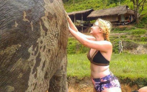 Rachel tham gia trải nghiệm tắm cho voi ở Thái Lan. Ảnh: Rachel Turner.
