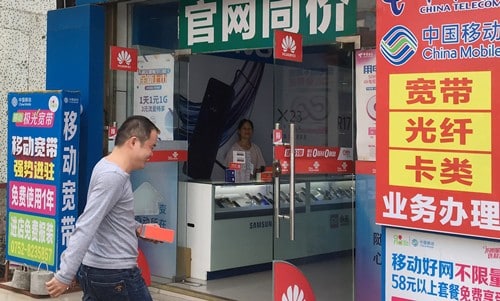 Một cửa hàng điện thoại tại Pinghai. Ảnh: Nikkei