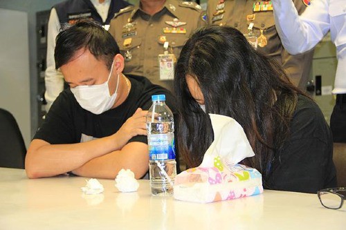 Cặp đôi này bị kết tội ăn trộm vào ban đêm - hành vi bị phạt nặng hơn trộm ban ngày tại Thái Lan. Cả hai đã bị tạm giam chờ ngày xét xử. Ảnh: Sutthiwit Chayutworakan.