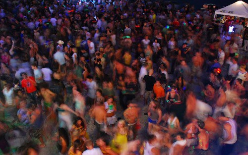 Thái Lan là điểm đến nổi tiếng với đời sống giải trí về đêm sôi động, thu hút nhiều khách phương Tây tới những đêm tiệc tùng bất tận. Ảnh: Yahoo 7.
