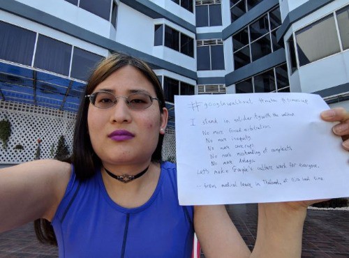 Một nữ nhân viên chia sẻ hình selfie với bản danh sách yêu cầu Google thay đổi chính sách.