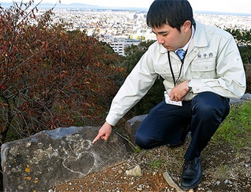 Một trong các phiến đá thuộc Thành cổ Yonago, Nhật Bản bị viết, vẽ bậy lên bằng tiếng Việt. Ảnh: Asahi.