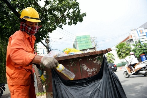 Nhân viên môi trường TP HCM phân loại rác sau khi thu gom. Ảnh Hữu Khoa