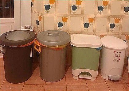 Nhà chị Trần Tuyết ở Italya có 4 chiếc thùng để đựng 4 loại rác khác nhau:  Nhựa, giấy, chai lọ thủy tinh và đồ hữu cơ. 