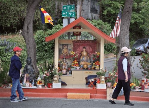 Những người Việt nhập cư đã xây một ngôi đền nhỏ, thay thế vị trí đặt tượng ban đầu của Dan Stevenson. Ảnh: Odd.