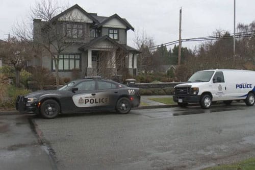 Xe cảnh sát trước ngôi nhà của vợ chồng bà Mạnh tại Vancouver. Ảnh: GlobalNews.