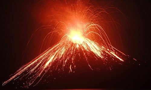Núi Krakatoa hoạt động hồi tháng 7. Ảnh: AFP.