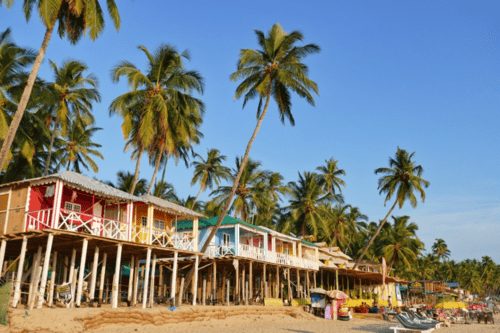 Bãi biển Palolem thu hút nhiều khách phương Tây tới nghỉ dưỡng. Ảnh: The Nomadic Pear.