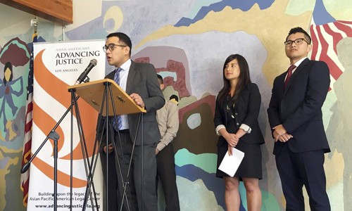 Các đại diện của trung tâm Asian Americans Advancing Justice tại Los Angeles tại cuộc họp báo hồi tháng 3 công bố quyết định khởi kiện chính quyền liên bang giam giữ trái phép người nhập cư gốc Việt. Ảnh: AP.