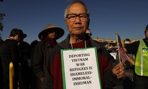 Trục xuất người Việt Nam tị nạn là hành động ô nhục, vô đạo đức và vô nhân tính, ông Lan Hoang, 85 tuổi, một người tham gia cuộc biểu tình ngày 15/12 trên phố Westminster, quận Cam, bang California, Mỹ. Ảnh: LAT.