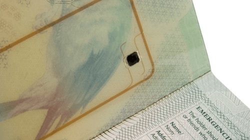 Giống như trên hộ chiếu sinh trắc học, những con chip điện tử cũng tồn tại trong thẻ ATM của các ngân hàng trên thế giới, hay thẻ căn cước của công dân một số quốc gia như Áo, Bỉ, Estonia, Phần Lan, Đức, Italy, Tây Ban Nha, Bồ Đào Nha... Ảnh: AFAR.