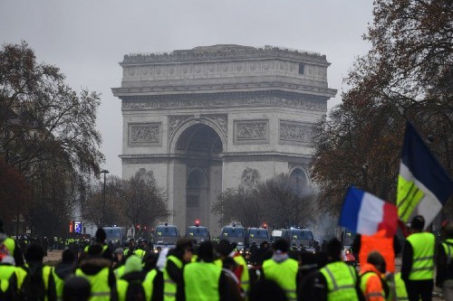 Phe áo vàng tập trung trước Khải Hoàn Môn trong cuộc biểu tình tại Paris hôm 1/12. Ảnh: AFP.