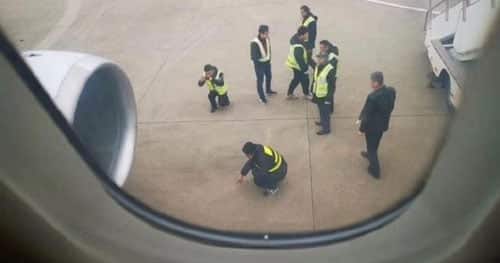Máy bay đã chậm chuyến mất 2 tiếng vì một hành khách đã cố ném đồng xu vào động cơ máy bay. Ảnh: Shanghaiist.