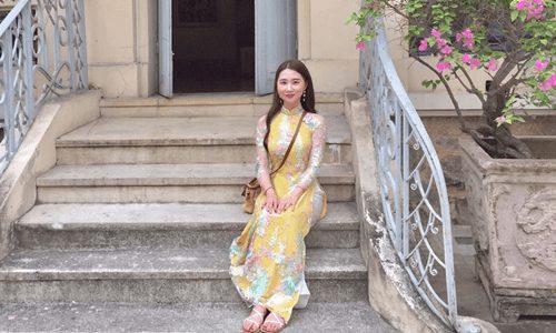 Một cô gái Hàn Quốc mặc áo dài chụp ảnh tại Bảo tàng Lịch sử Quốc gia ở Hà Nội. Ảnh: Instagram.