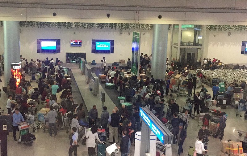 Sân bay Tân Sơn Nhất nhộn nhịp đón Việt kiều về quê ăn Tết - ảnh 6