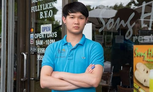 Ben Tran, một nhân viên của nhà hàng Song Huong, nhà hàng Việt Nam trên phố Alfrieda ở khu ngoại ô St Albans, Melbourne, Australia. Nguồn: Daily Mail Australia.