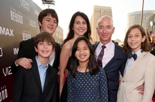 Gia đình Bezos tại một buổi ra mắt phim tại California năm 2016. Ảnh: Time.