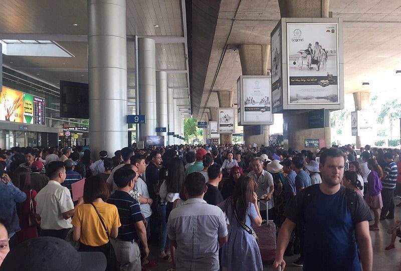 Sân bay Tân Sơn Nhất nhộn nhịp đón Việt kiều về quê ăn Tết - ảnh 1